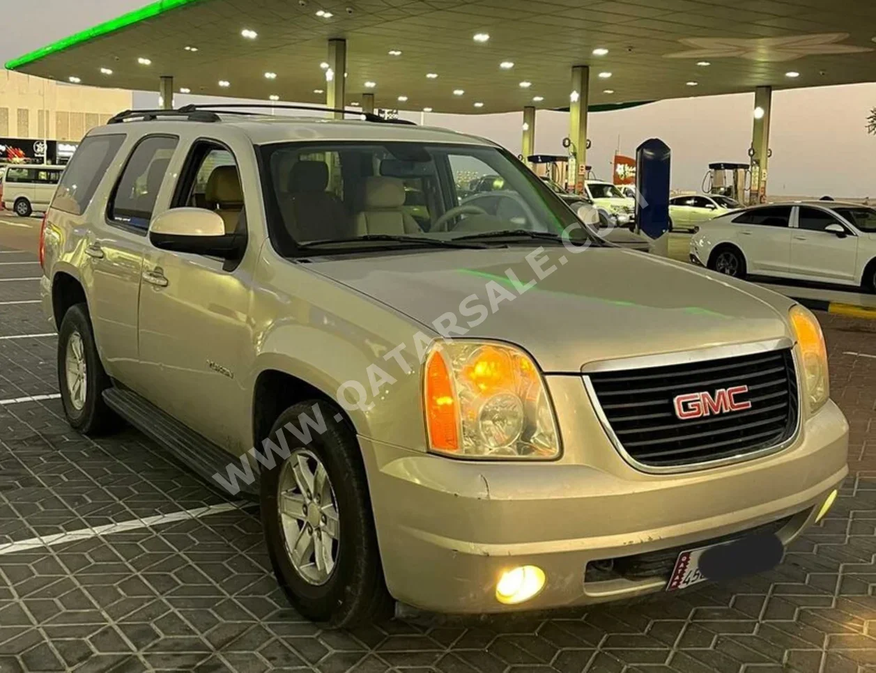 GMC  Yukon  2011  Automatic  300,000 Km  8 Cylinder  Four Wheel Drive (4WD)  Hatchback  Gold