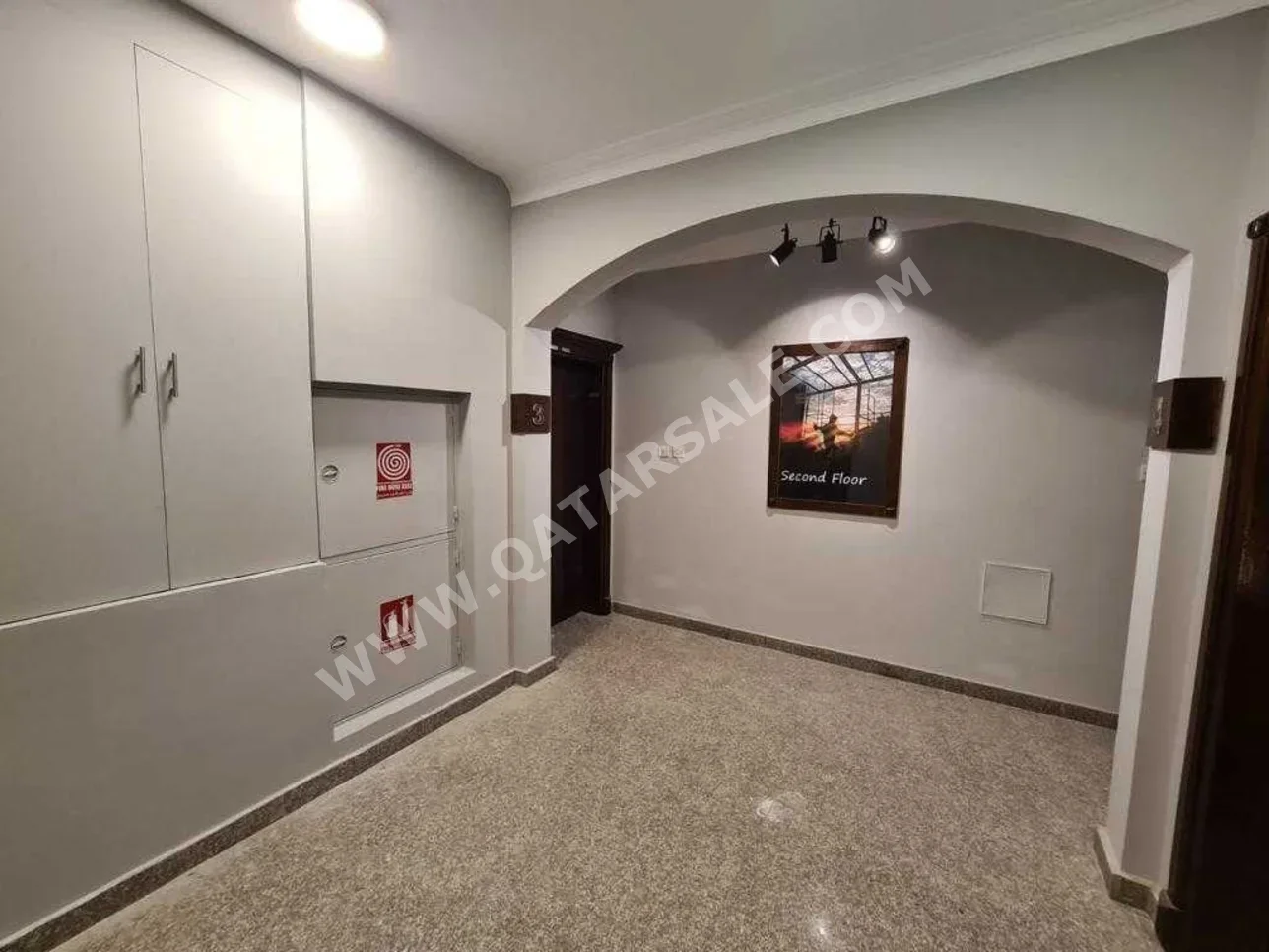 3 Bedrooms  Apartment  For Rent  in Doha -  Umm Ghuwailina  Not Furnished