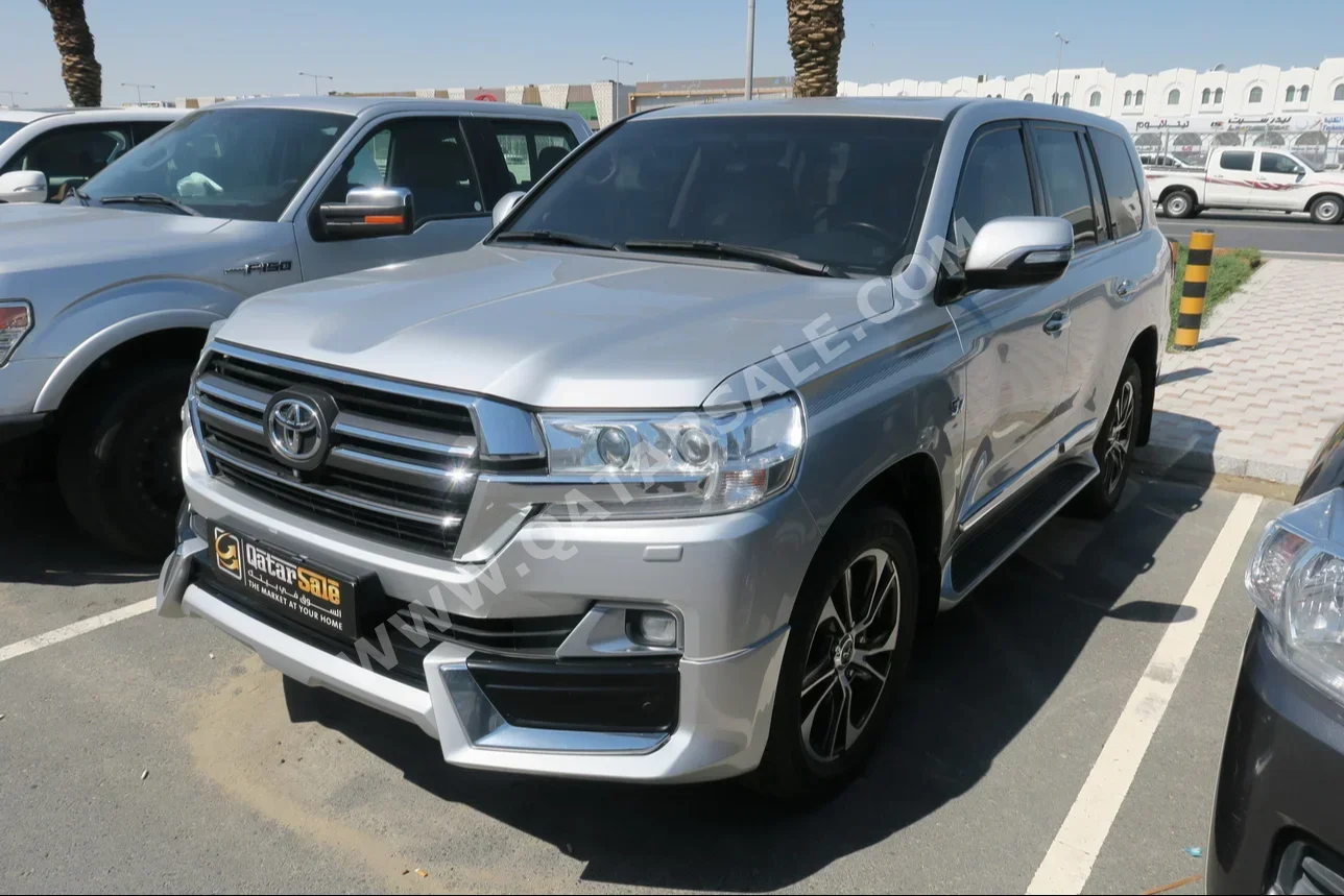 Toyota  Land Cruiser  VXR  2020  Automatic  81,000 Km  8 Cylinder  Four Wheel Drive (4WD)  SUV  Silver