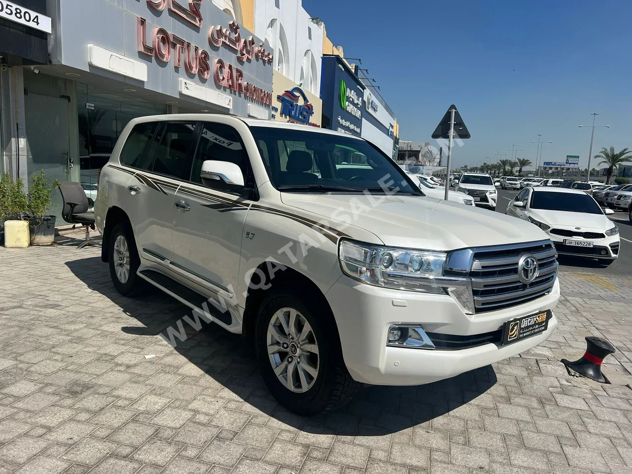 Toyota  Land Cruiser  VXR  2017  Automatic  290,000 Km  8 Cylinder  Four Wheel Drive (4WD)  SUV  Pearl