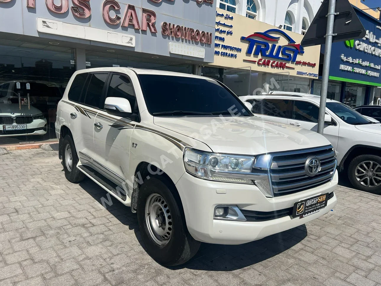 Toyota  Land Cruiser  VXR  2017  Automatic  261,000 Km  8 Cylinder  Four Wheel Drive (4WD)  SUV  White