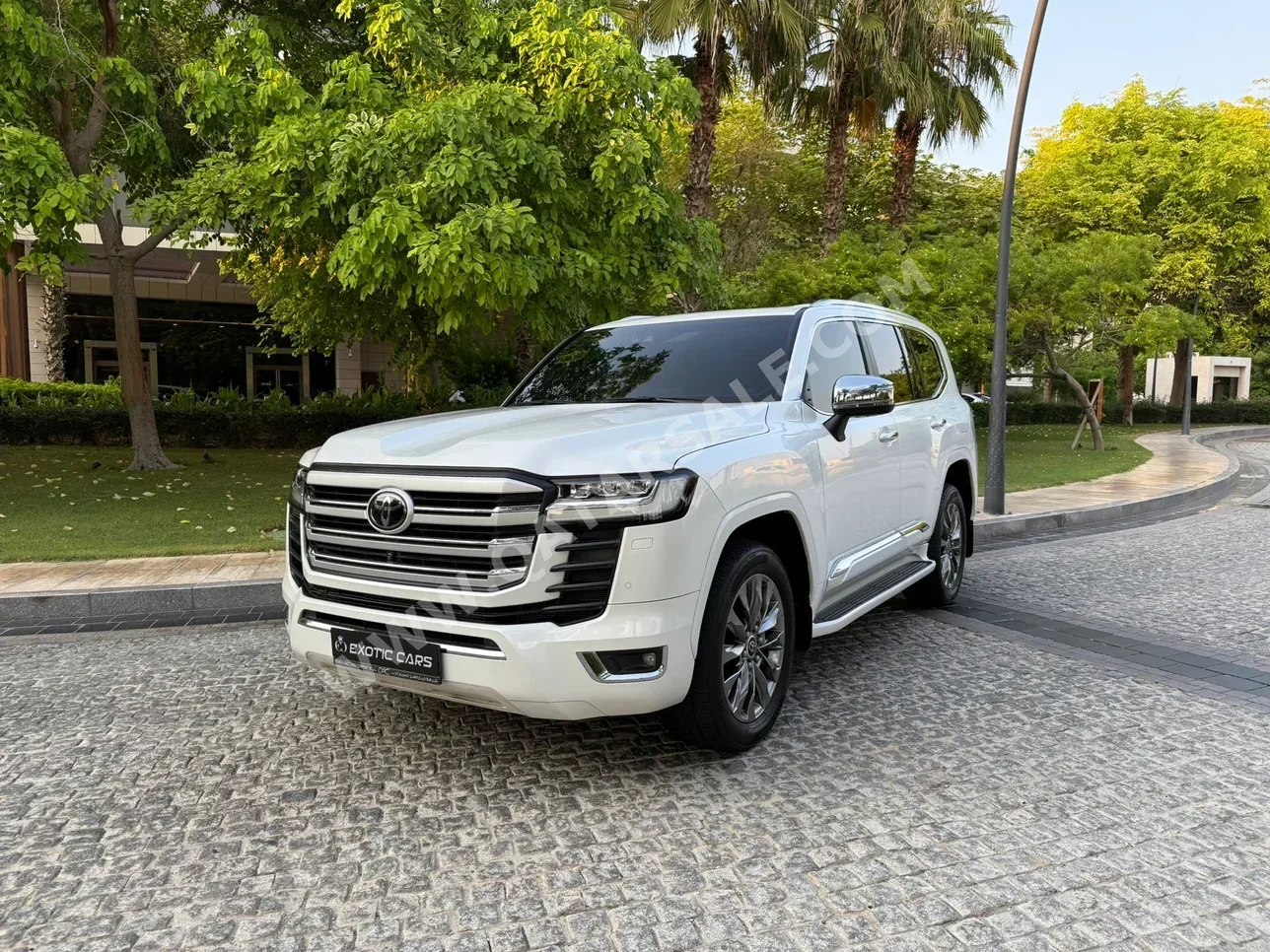 Toyota  Land Cruiser  VXR Twin Turbo  2022  Automatic  39,000 Km  6 Cylinder  Four Wheel Drive (4WD)  SUV  White  With Warranty