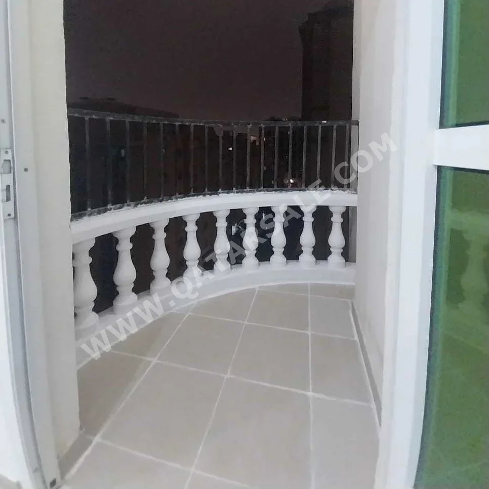 3 Bedrooms  Apartment  For Rent  in Doha -  Fereej Bin Mahmoud  Not Furnished