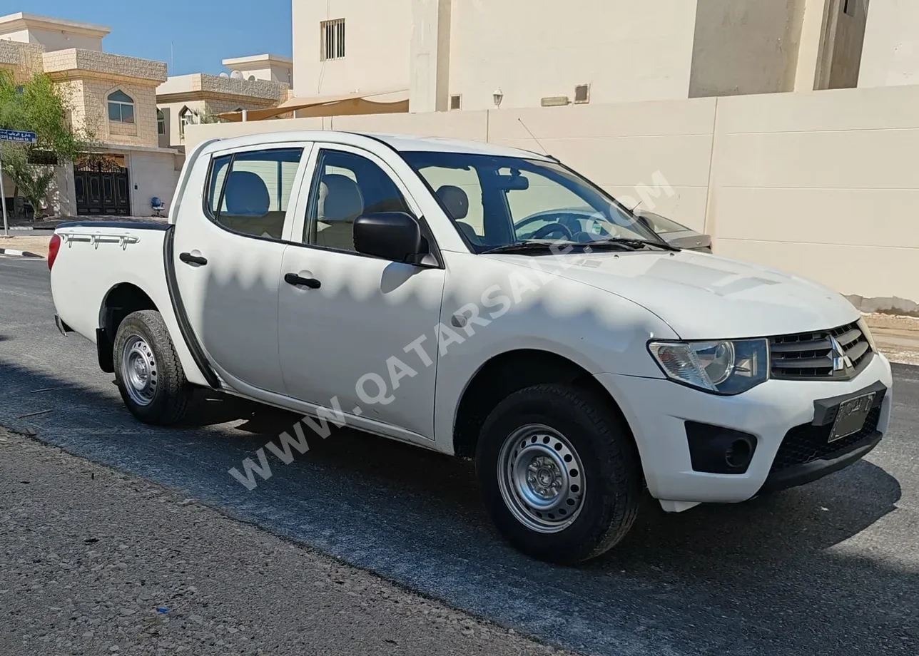 Mitsubishi  L 200  2014  Manual  458,000 Km  4 Cylinder  Rear Wheel Drive (RWD)  Pick Up  White