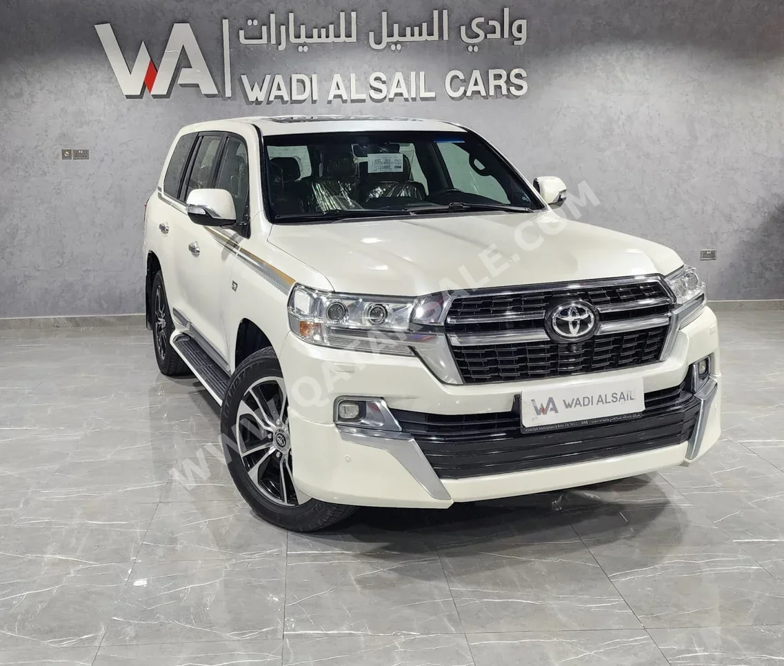 Toyota  Land Cruiser  VXS  2016  Automatic  284,000 Km  8 Cylinder  Four Wheel Drive (4WD)  SUV  White