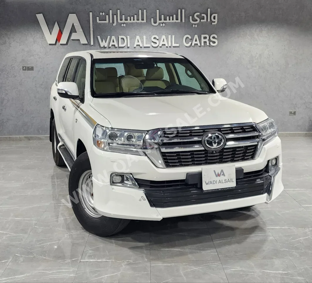 Toyota  Land Cruiser  VXR  2017  Automatic  158,000 Km  8 Cylinder  Four Wheel Drive (4WD)  SUV  White