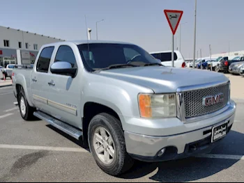 GMC  Sierra  SLE  2013  Automatic  301,000 Km  8 Cylinder  Four Wheel Drive (4WD)  Pick Up  Silver