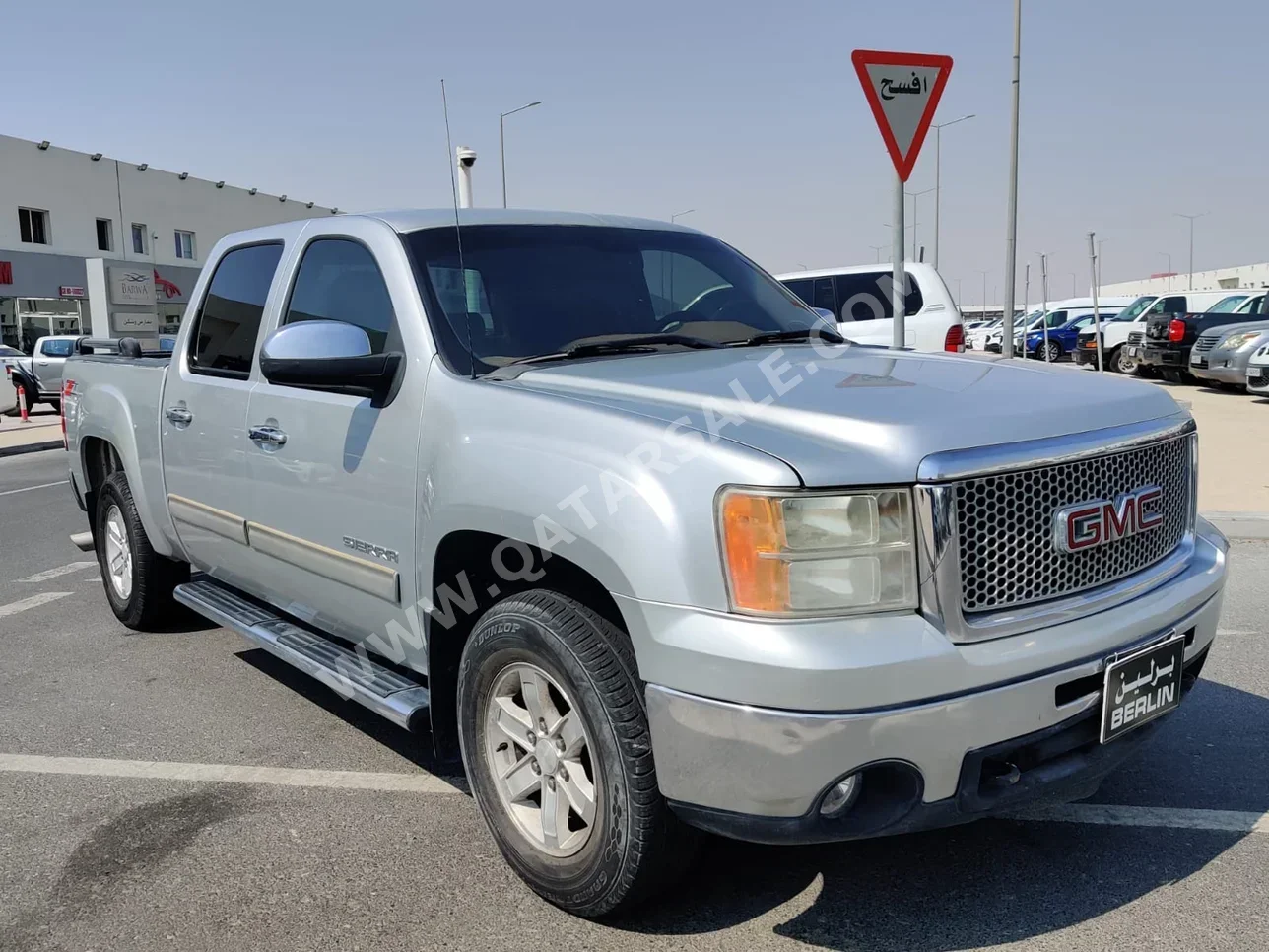 GMC  Sierra  SLE  2013  Automatic  301,000 Km  8 Cylinder  Four Wheel Drive (4WD)  Pick Up  Silver