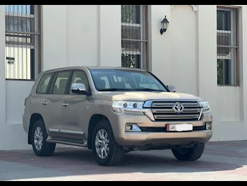 Toyota  Land Cruiser  VXR  2016  Automatic  276,000 Km  8 Cylinder  Four Wheel Drive (4WD)  SUV  Gold