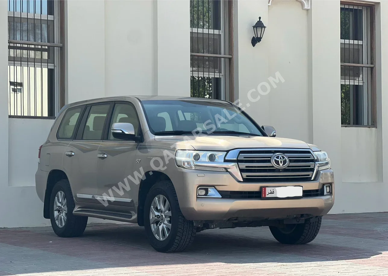 Toyota  Land Cruiser  VXR  2016  Automatic  276,000 Km  8 Cylinder  Four Wheel Drive (4WD)  SUV  Gold