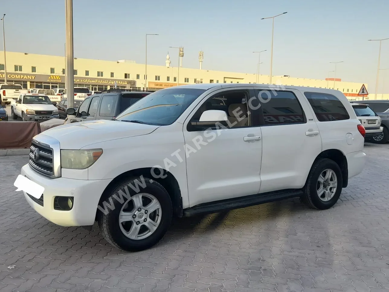 Toyota  Sequoia  2013  Automatic  321,000 Km  8 Cylinder  Four Wheel Drive (4WD)  SUV  White