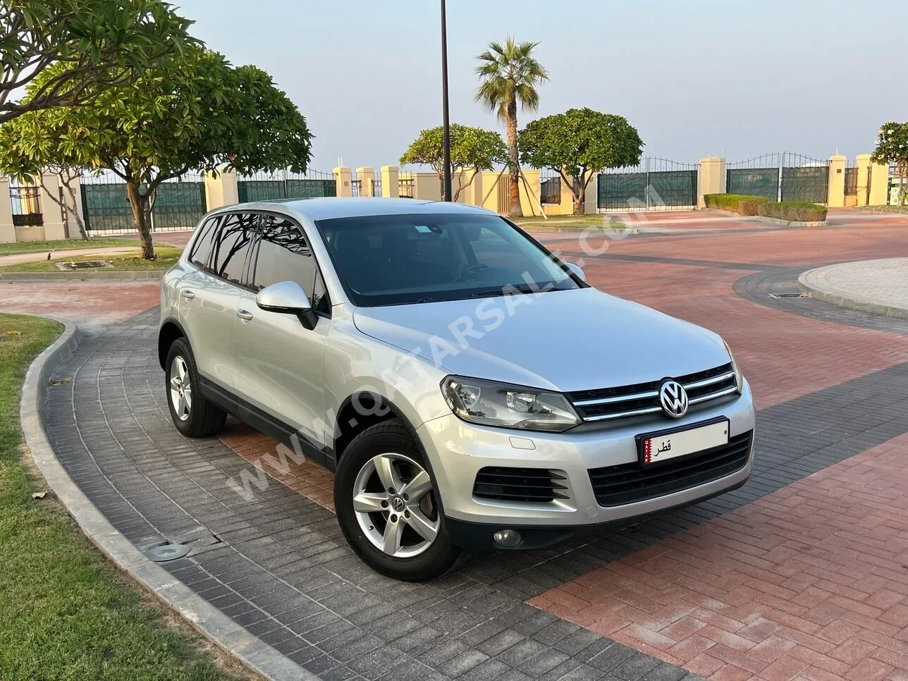 Volkswagen  Touareg  2012  Automatic  200,000 Km  6 Cylinder  All Wheel Drive (AWD)  SUV  Silver