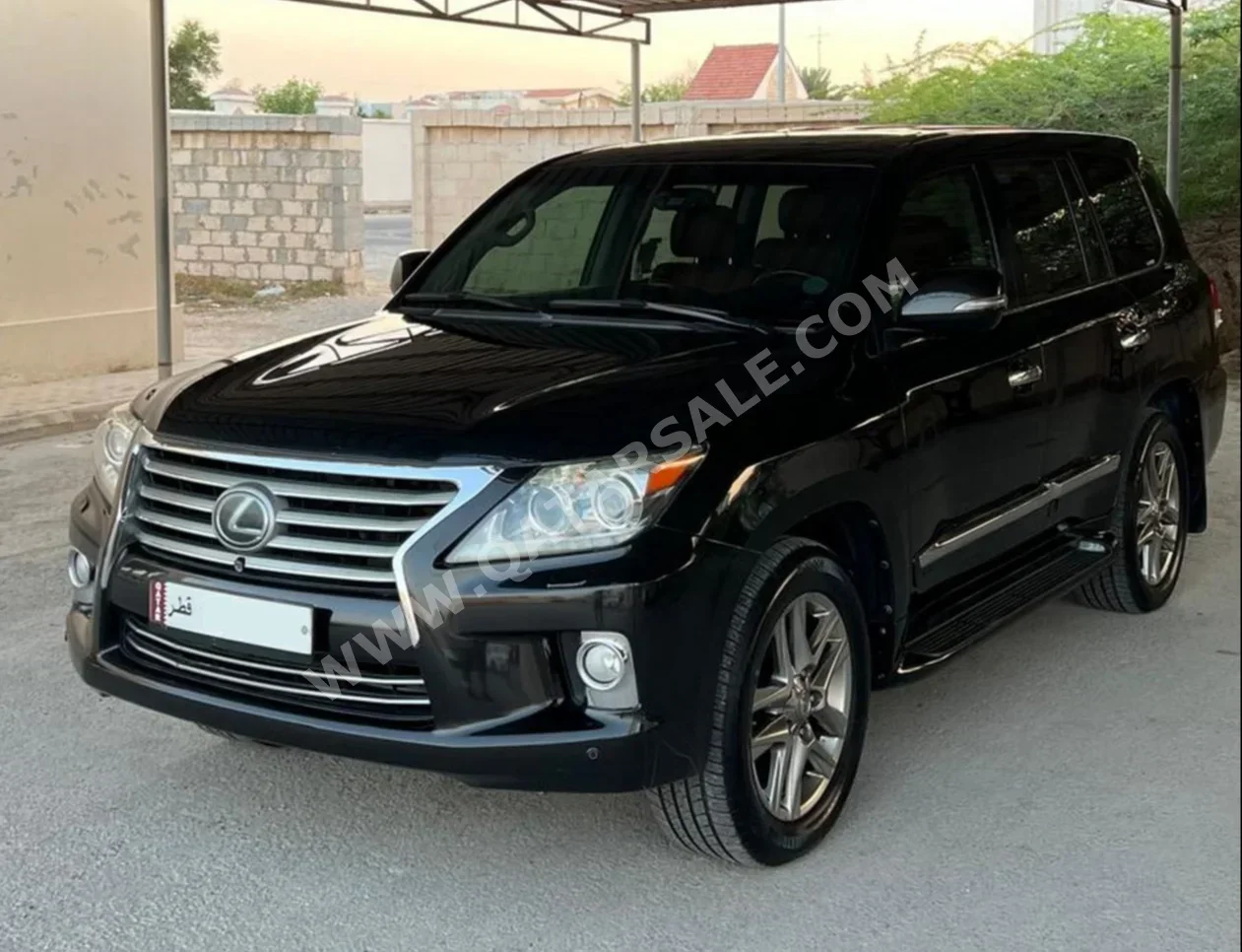 Lexus  LX  570  2013  Automatic  276,000 Km  8 Cylinder  Four Wheel Drive (4WD)  SUV  Black