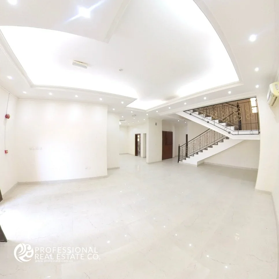 Commercial  - Not Furnished  - Doha  - Al Markhiya  - 5 Bedrooms