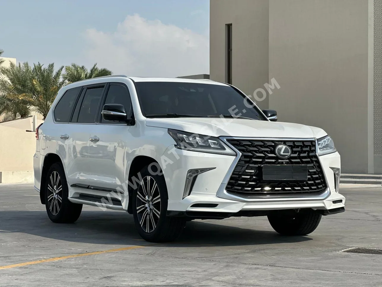 Lexus  LX  570  2018  Automatic  196,000 Km  8 Cylinder  Four Wheel Drive (4WD)  SUV  White