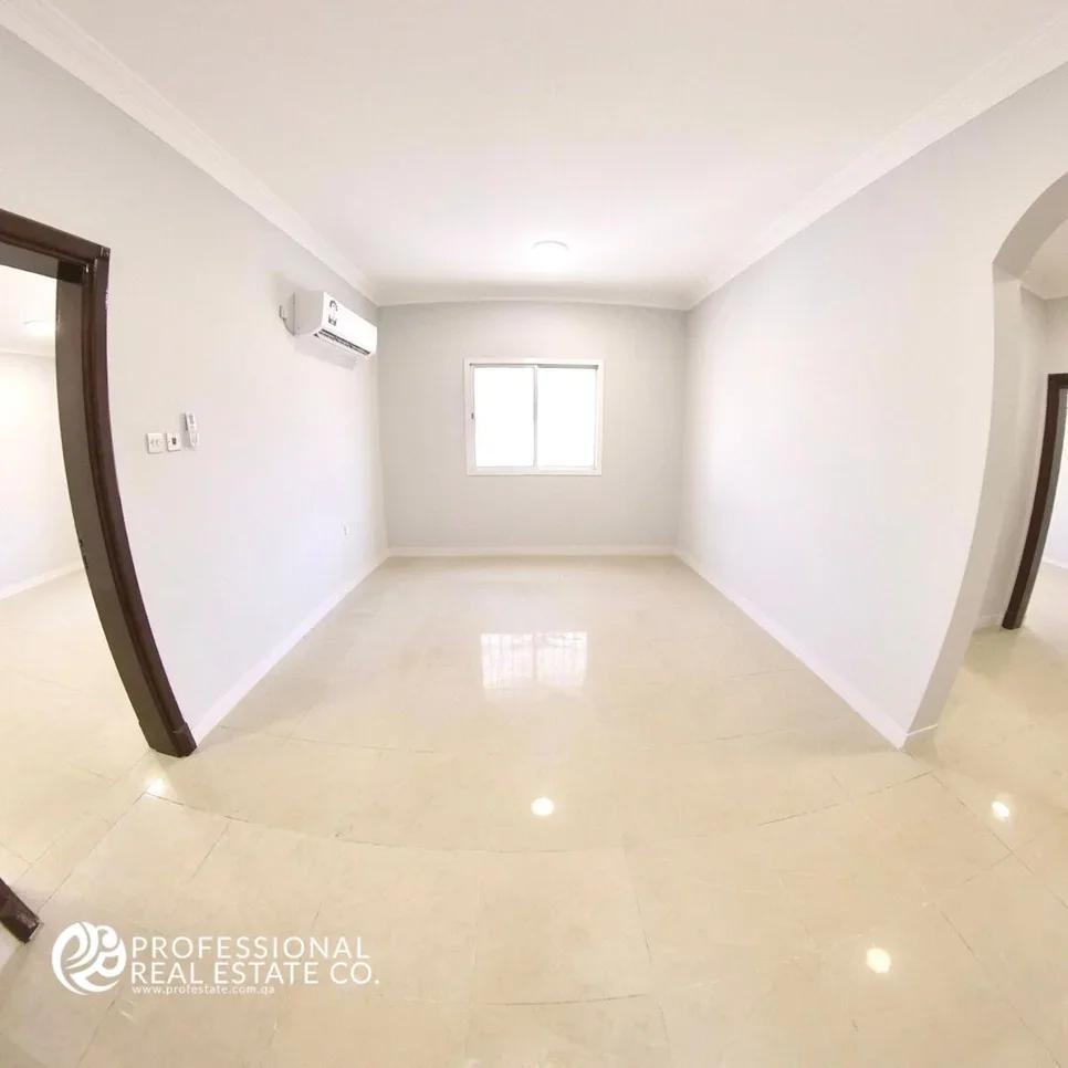 3 Bedrooms  Apartment  in Doha -  Umm Ghuwailina  Not Furnished