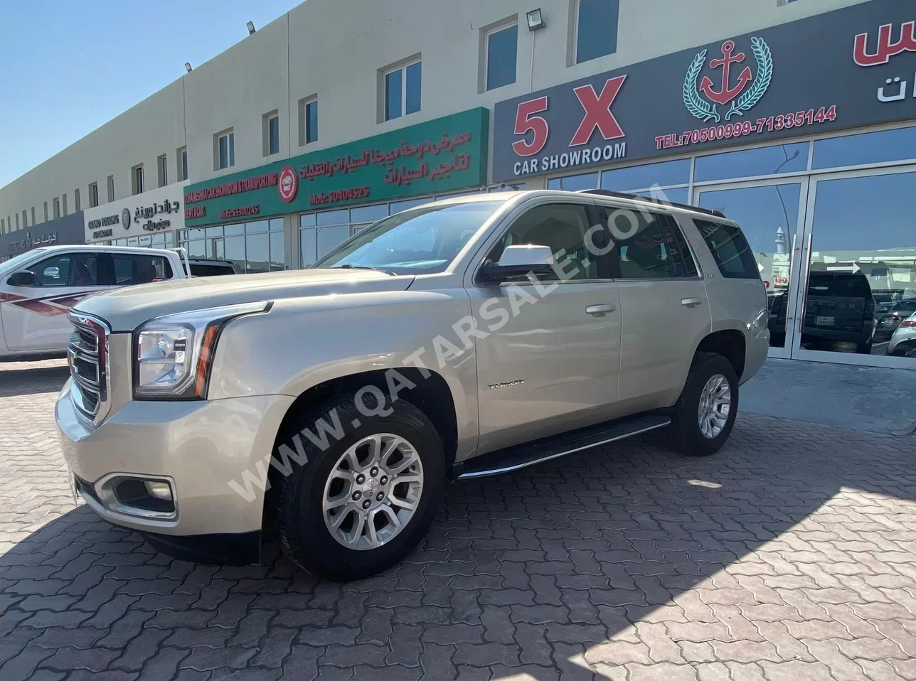 GMC  Yukon  2015  Automatic  137,000 Km  8 Cylinder  Four Wheel Drive (4WD)  SUV  Gold