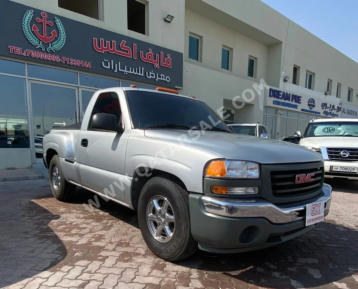 Chevrolet  Silverado  2003  Automatic  274,000 Km  8 Cylinder  Four Wheel Drive (4WD)  Pick Up  Silver