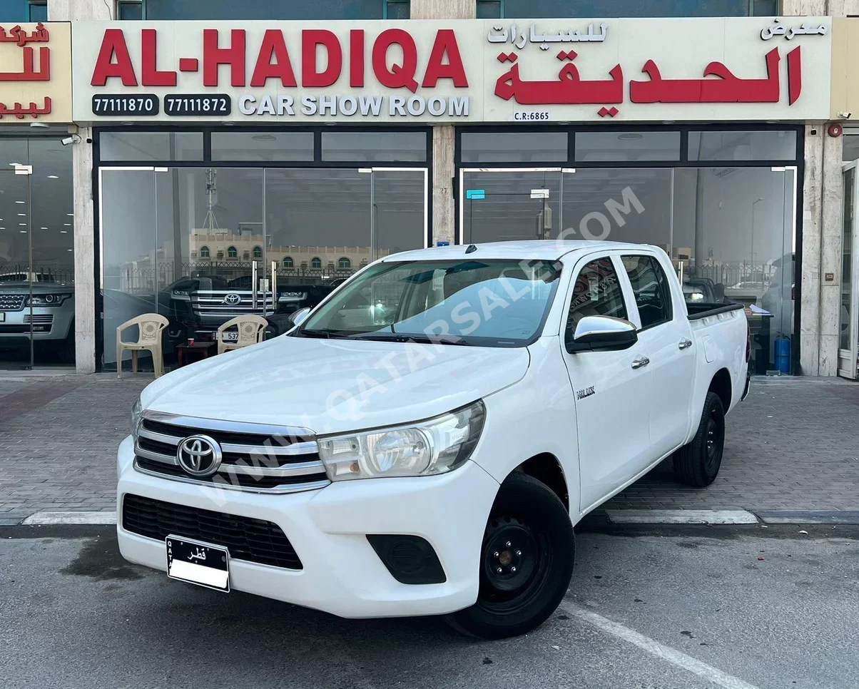 Toyota  Hilux  2017  Manual  37,000 Km  4 Cylinder  Four Wheel Drive (4WD)  Pick Up  White