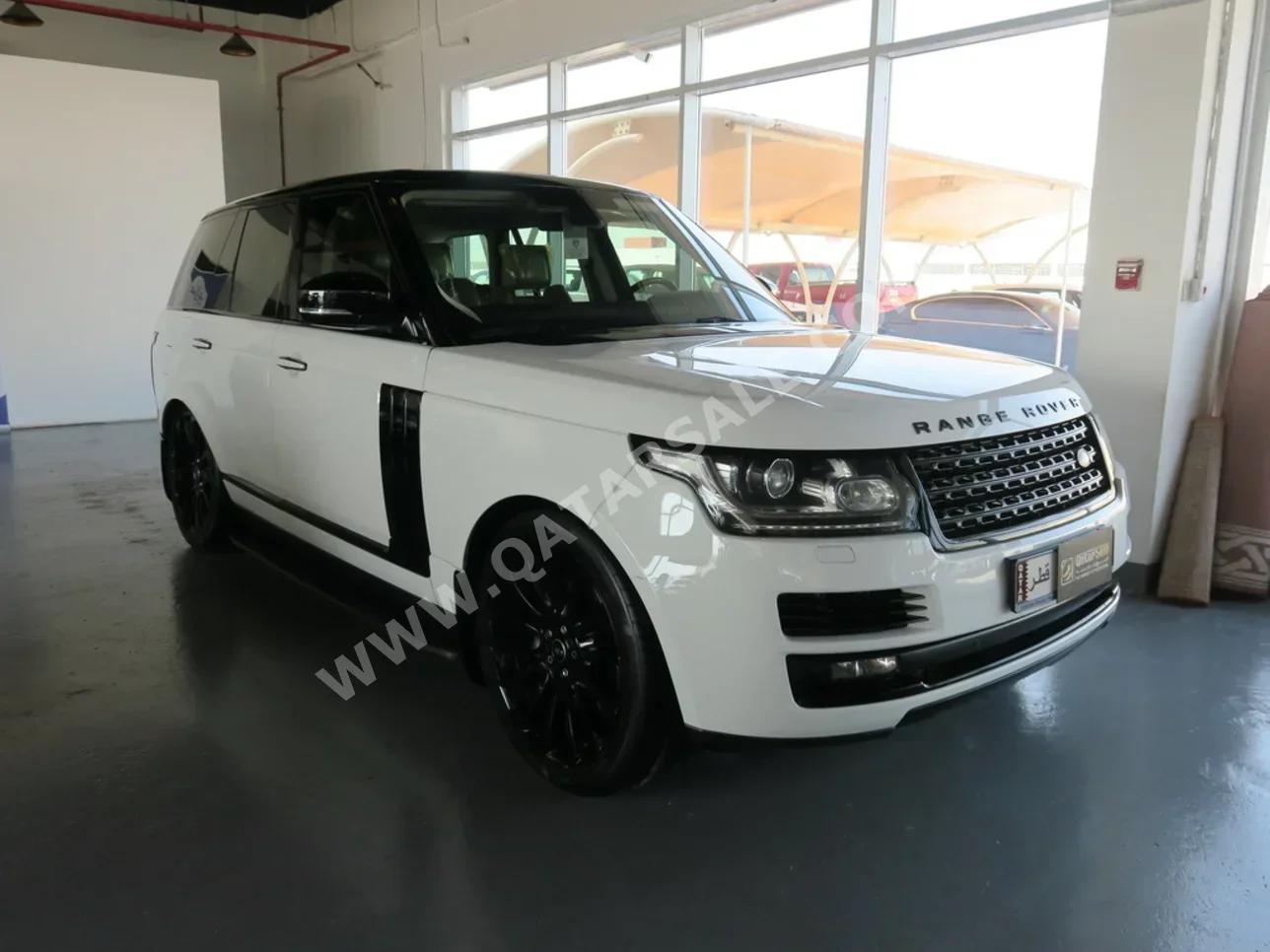 Land Rover  Range Rover  Vogue HSE  2014  Automatic  200,000 Km  8 Cylinder  Four Wheel Drive (4WD)  SUV  White