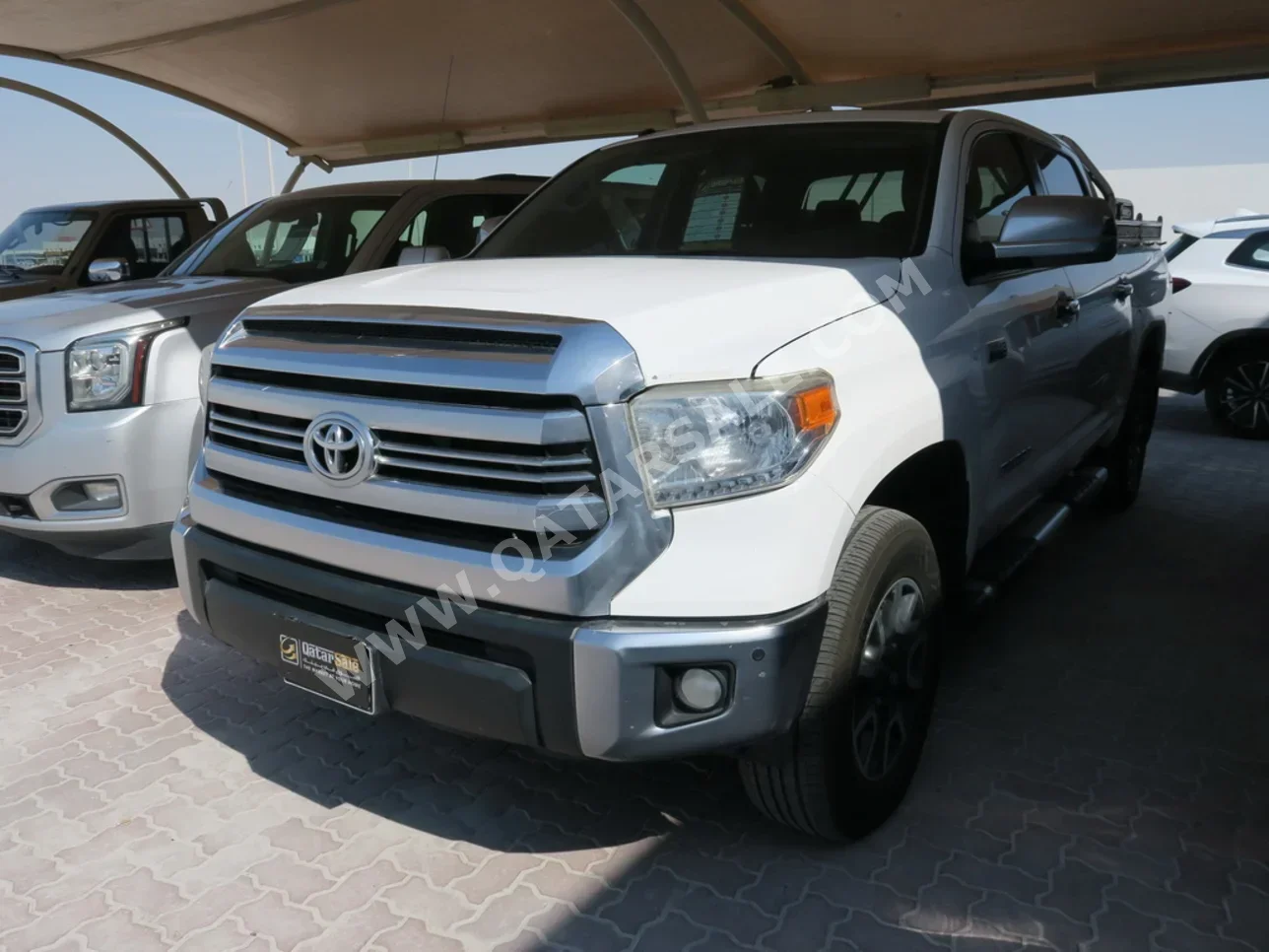 Toyota  Tundra  SR5  2017  Automatic  243,000 Km  8 Cylinder  Four Wheel Drive (4WD)  Pick Up  White