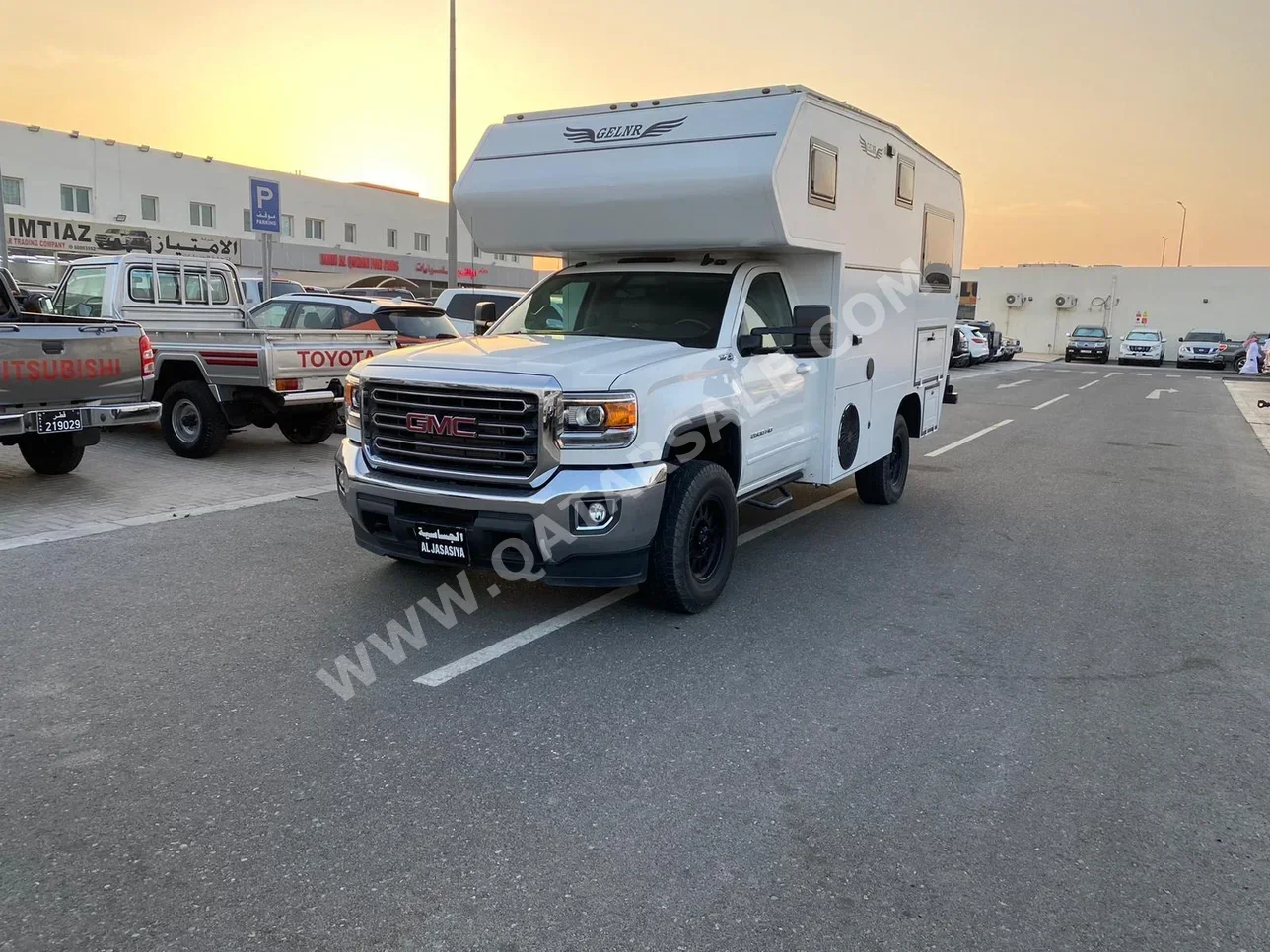 GMC  Sierra  2500 HD  2019  Automatic  37,000 Km  8 Cylinder  Four Wheel Drive (4WD)  Pick Up  White