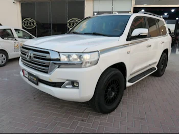 Toyota  Land Cruiser  VXR  2011  Automatic  300,000 Km  8 Cylinder  Four Wheel Drive (4WD)  SUV  White