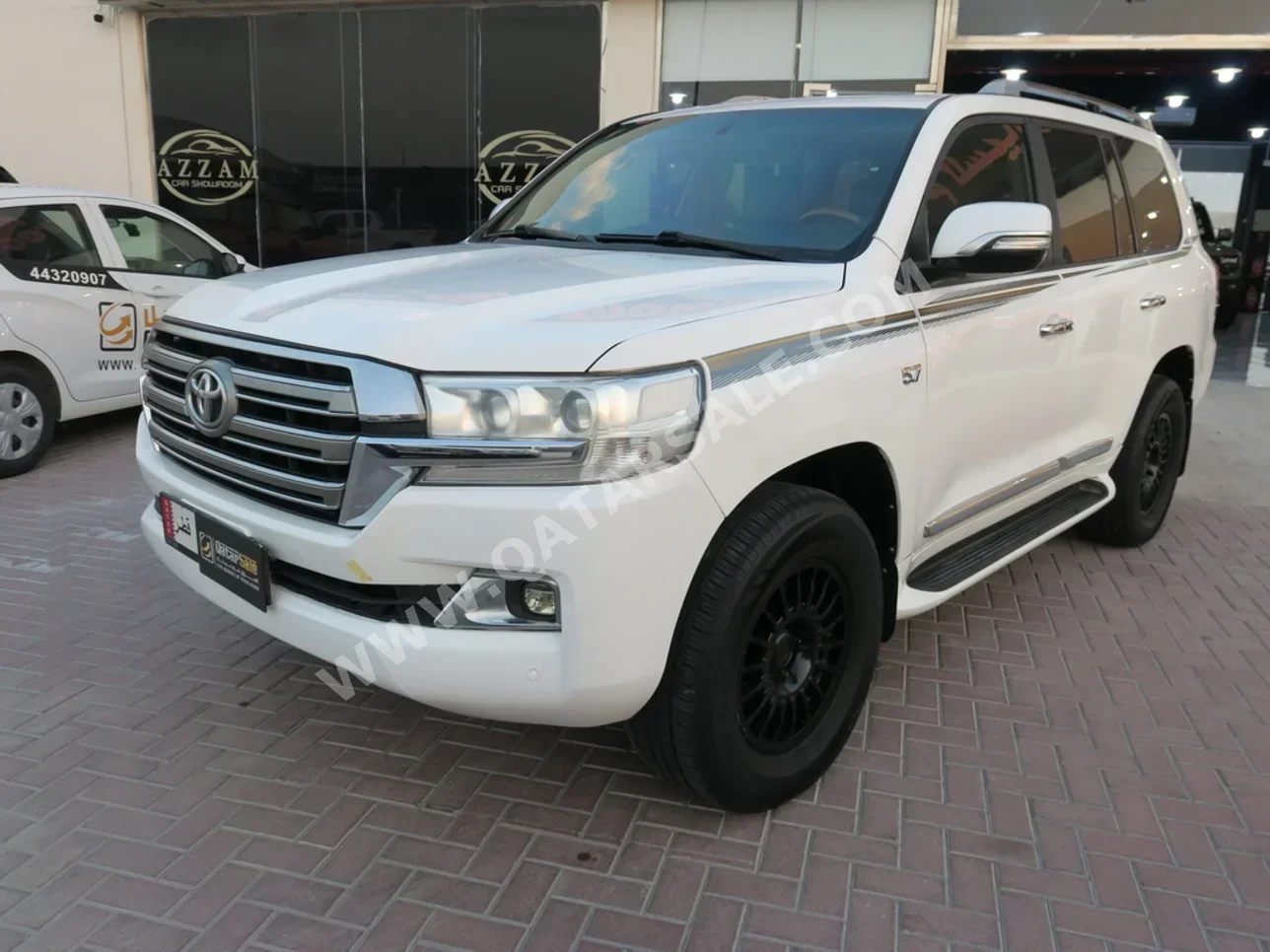 Toyota  Land Cruiser  VXR  2011  Automatic  300,000 Km  8 Cylinder  Four Wheel Drive (4WD)  SUV  White