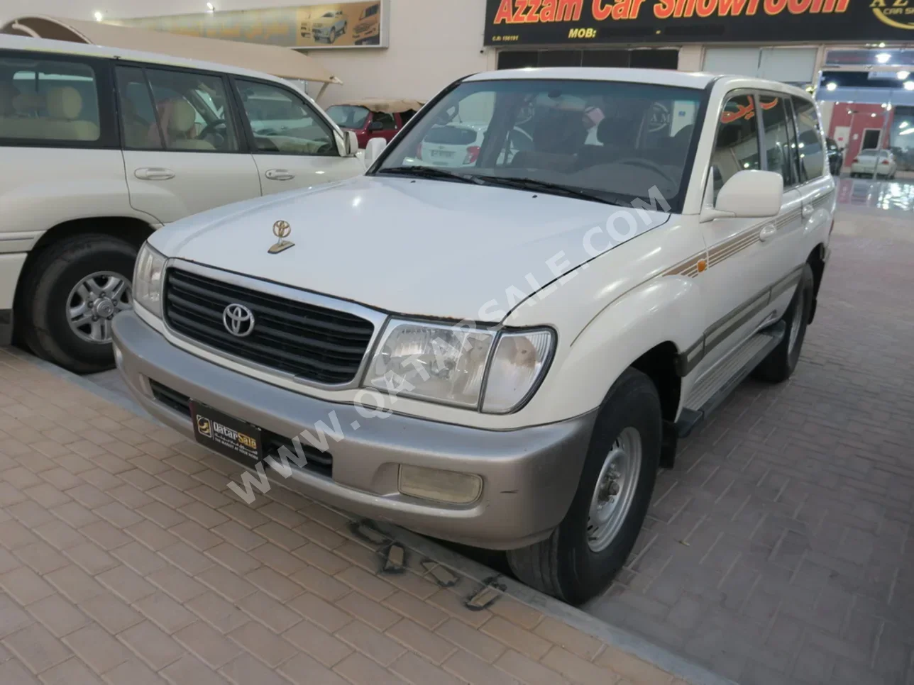 Toyota  Land Cruiser  VXR  1999  Manual  500,000 Km  8 Cylinder  Four Wheel Drive (4WD)  SUV  White