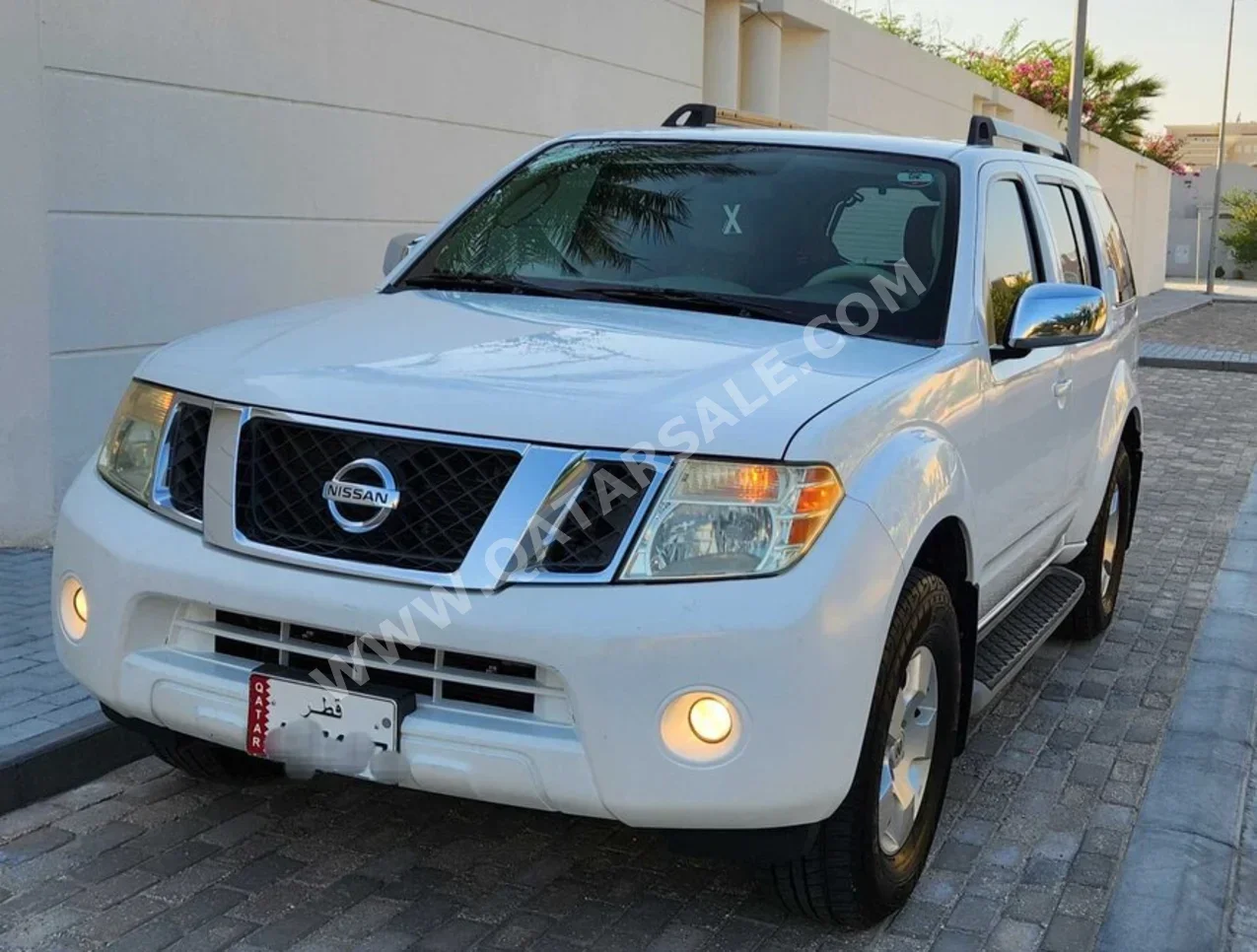 Nissan  Pathfinder  SE  2010  Automatic  190,000 Km  6 Cylinder  Four Wheel Drive (4WD)  SUV  White