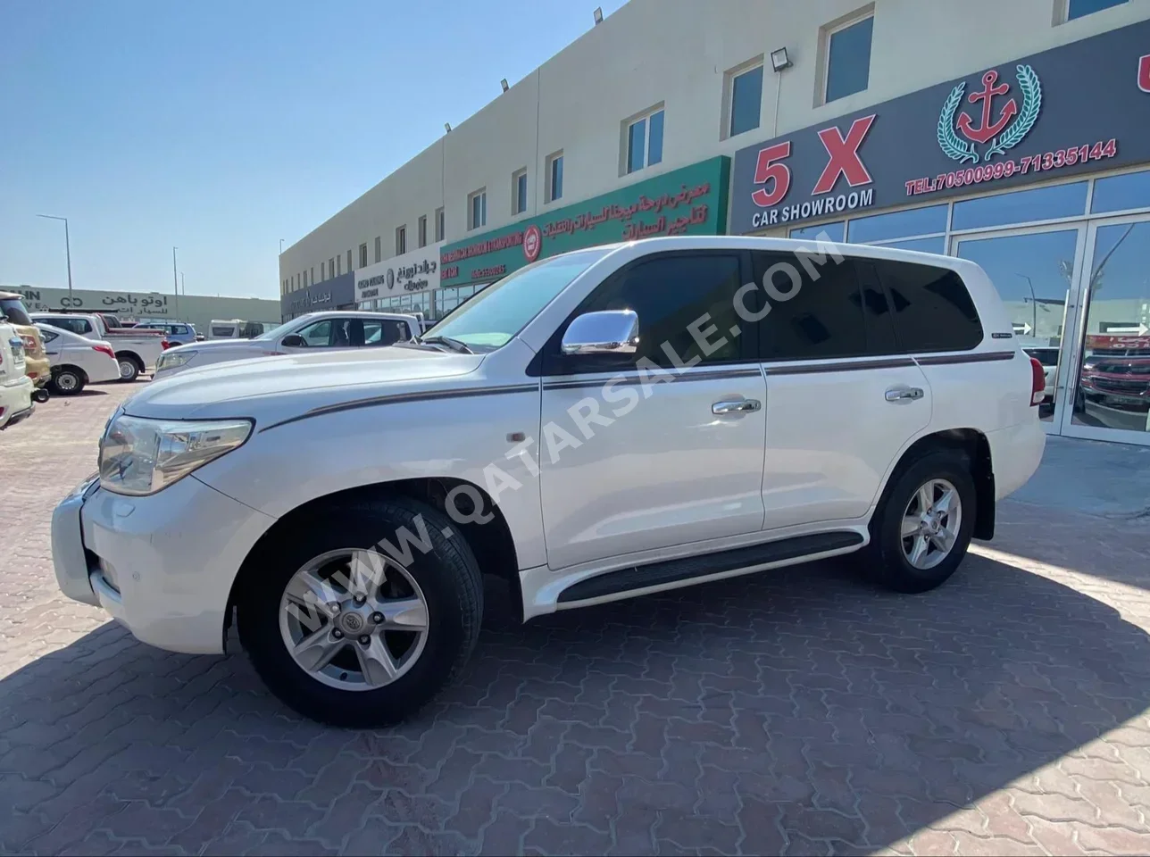 Toyota  Land Cruiser  VXR  2011  Automatic  275,000 Km  8 Cylinder  Four Wheel Drive (4WD)  SUV  White