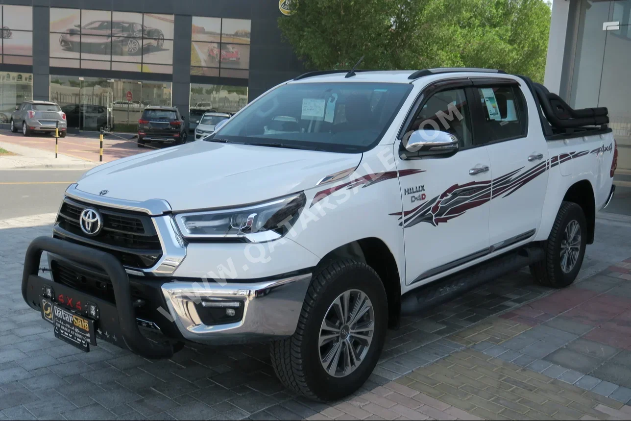 Toyota  Hilux  SR5  2024  Automatic  2,000 Km  4 Cylinder  Four Wheel Drive (4WD)  Pick Up  White  With Warranty