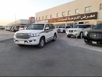 Toyota  Land Cruiser  GXR  2016  Automatic  277,000 Km  8 Cylinder  Four Wheel Drive (4WD)  SUV  White