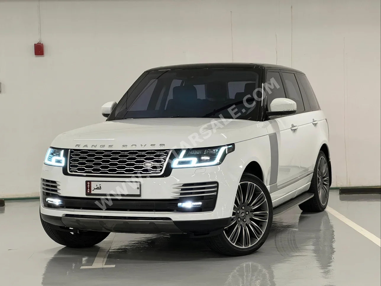 Land Rover  Range Rover  Vogue  2014  Automatic  85,000 Km  8 Cylinder  Four Wheel Drive (4WD)  SUV  White