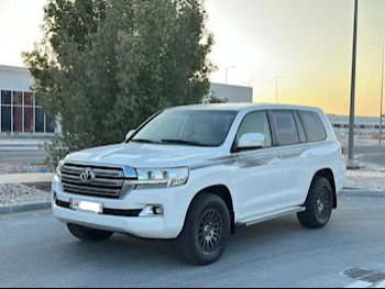 Toyota  Land Cruiser  GXR  2016  Automatic  403٬000 Km  8 Cylinder  Four Wheel Drive (4WD)  SUV  White