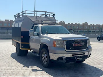 GMC  Sierra  3500 HD  2009  Automatic  140,000 Km  8 Cylinder  Four Wheel Drive (4WD)  Pick Up  Silver