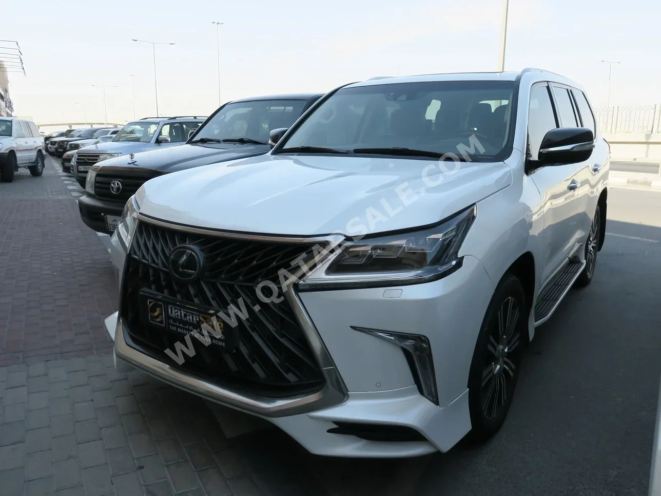 Lexus  LX  570  2018  Automatic  210,000 Km  8 Cylinder  Four Wheel Drive (4WD)  SUV  White