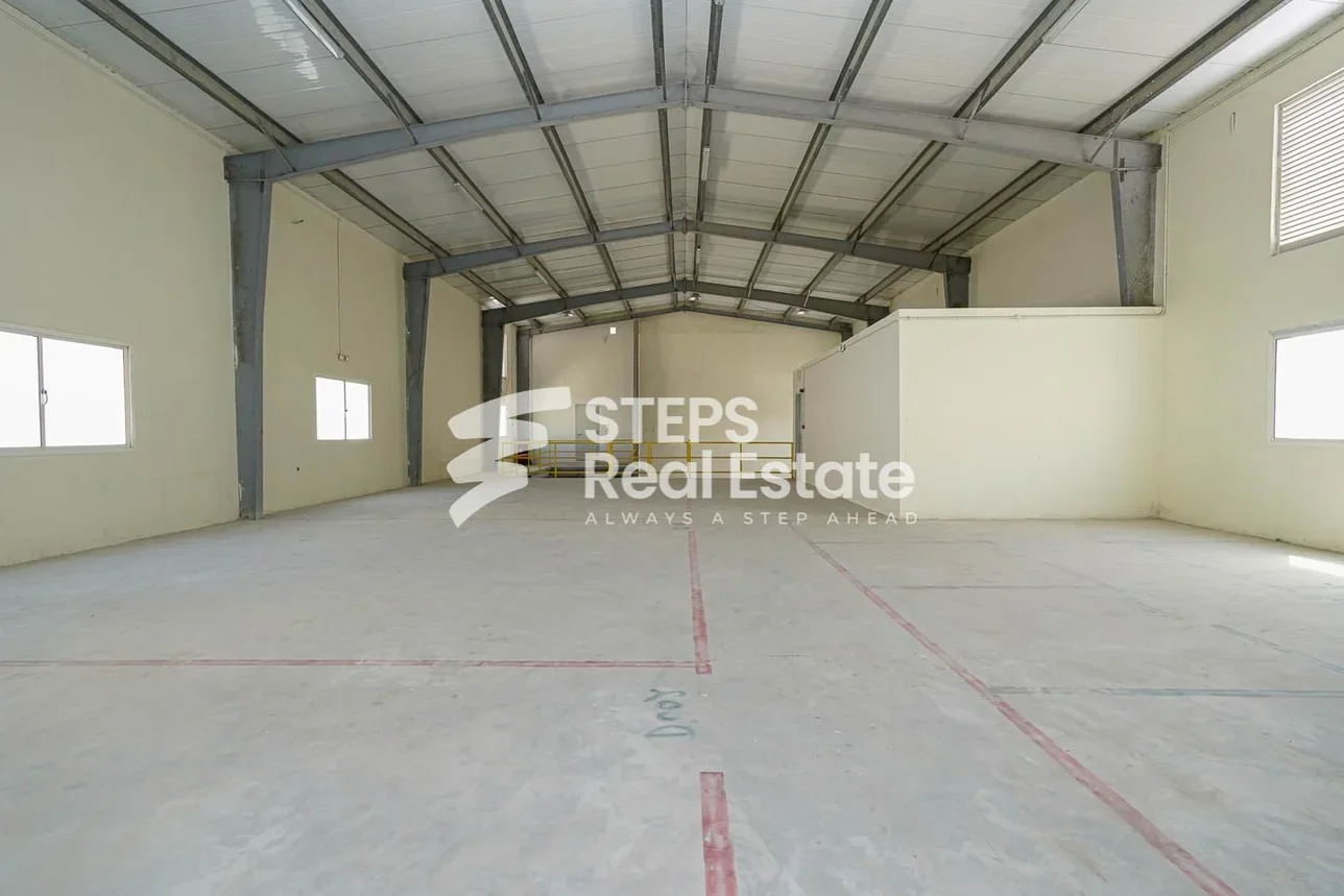 Warehouses & Stores - Al Wakrah  - Wadi Aba Seleel  -Area Size: 1000 Square Meter