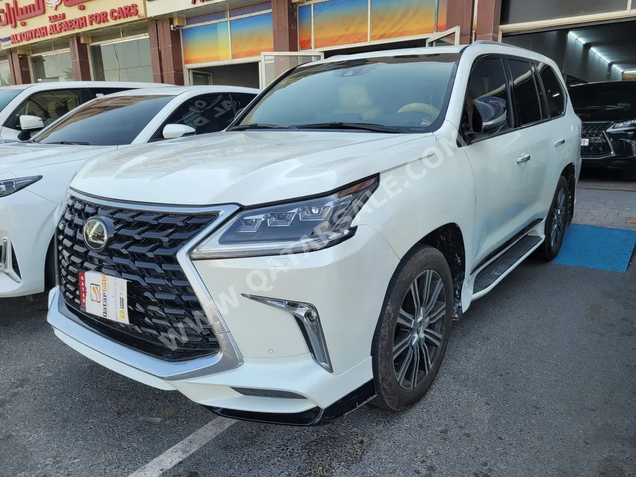 Lexus  LX  570  2016  Automatic  166,000 Km  8 Cylinder  Four Wheel Drive (4WD)  SUV  White