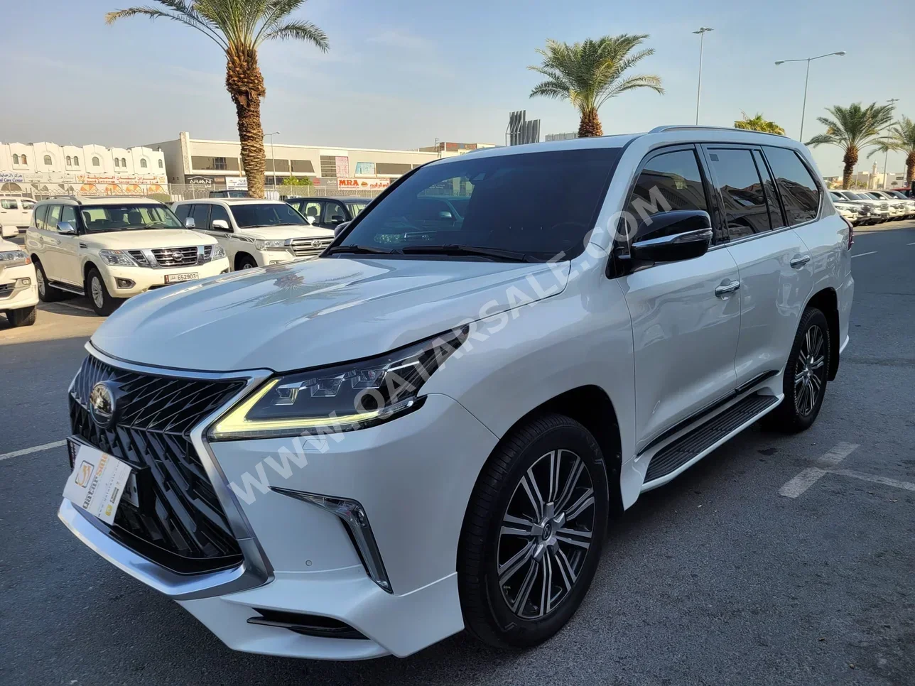 Lexus  LX  570  2016  Automatic  261,000 Km  8 Cylinder  Four Wheel Drive (4WD)  SUV  White