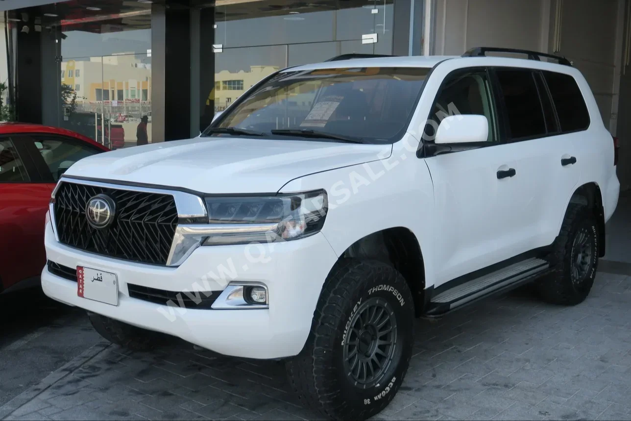 Toyota  Land Cruiser  G  2013  Manual  187,000 Km  6 Cylinder  Four Wheel Drive (4WD)  SUV  White