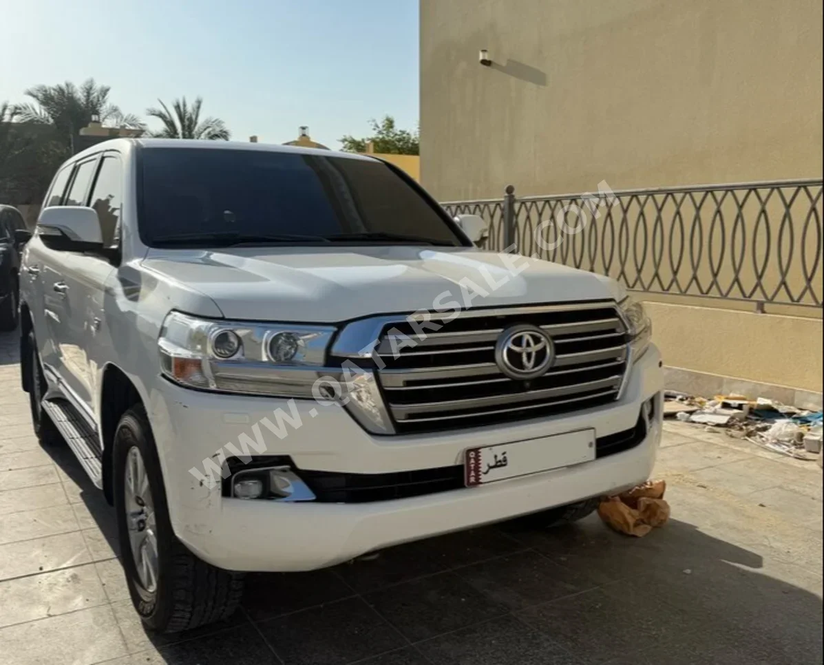 Toyota  Land Cruiser  VXR  2017  Automatic  240,000 Km  8 Cylinder  Four Wheel Drive (4WD)  SUV  White