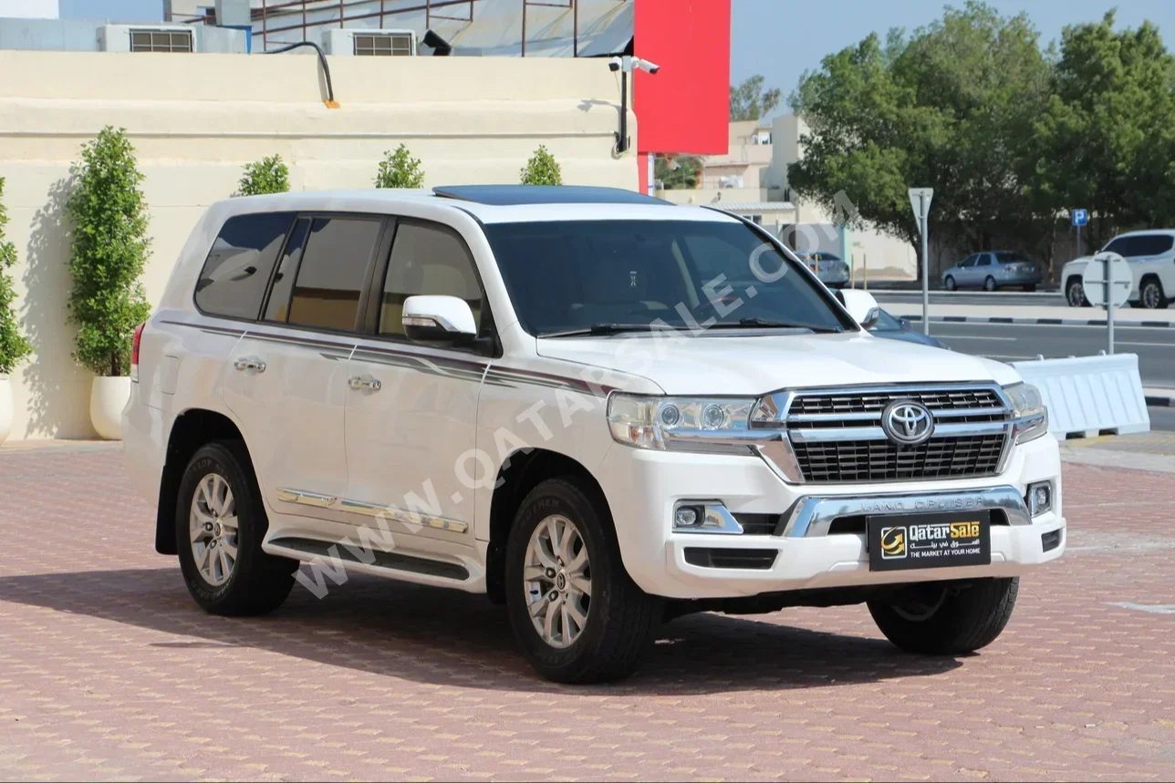 Toyota  Land Cruiser  GXR  2017  Automatic  192,000 Km  8 Cylinder  Four Wheel Drive (4WD)  SUV  White
