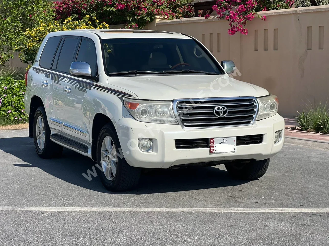 Toyota  Land Cruiser  GXR  2014  Automatic  300,000 Km  8 Cylinder  Four Wheel Drive (4WD)  SUV  White