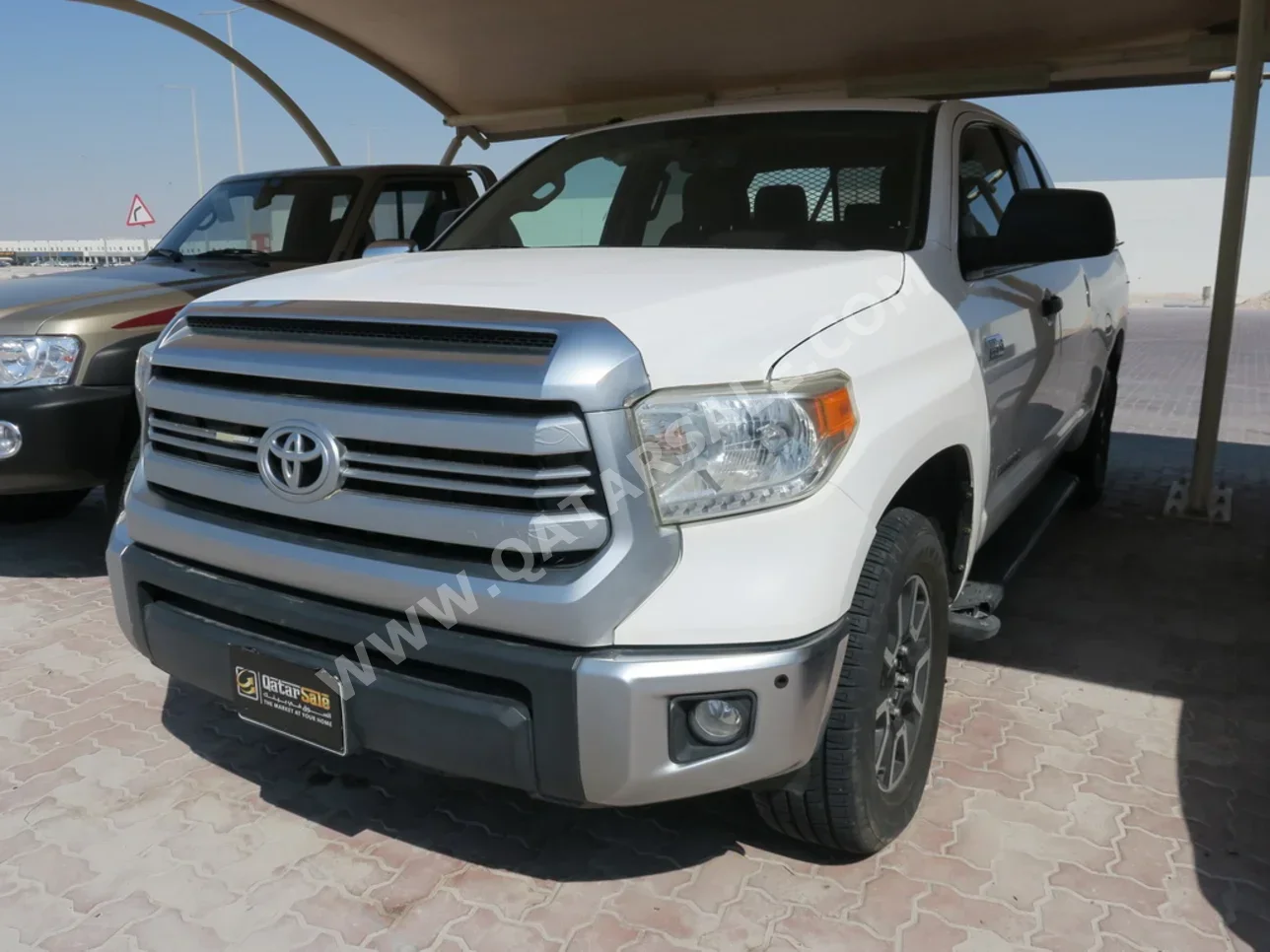 Toyota  Tundra  SR5  2016  Automatic  347,000 Km  8 Cylinder  Four Wheel Drive (4WD)  Pick Up  White