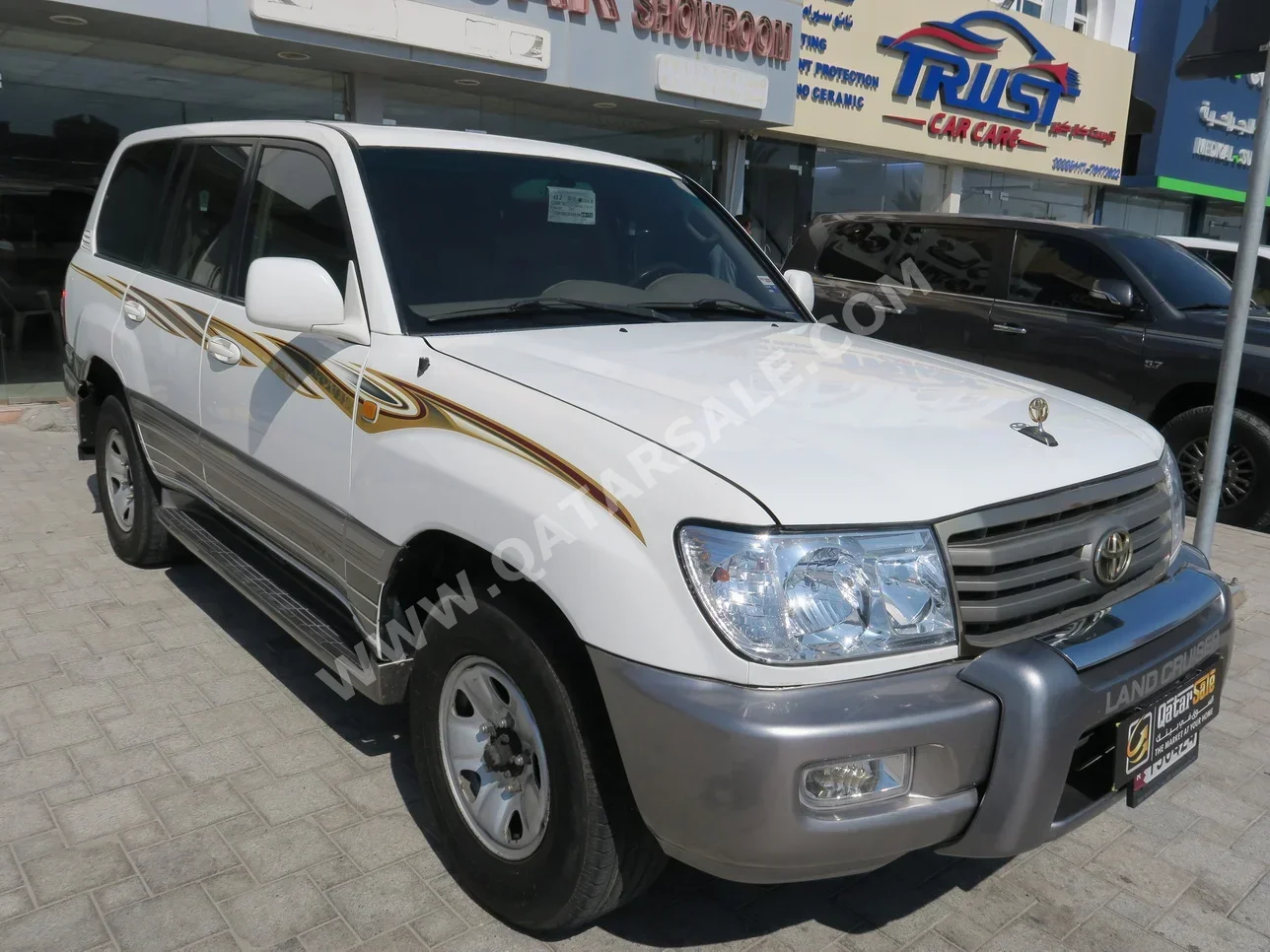 Toyota  Land Cruiser  VXR  2004  Automatic  556,000 Km  8 Cylinder  Four Wheel Drive (4WD)  SUV  White