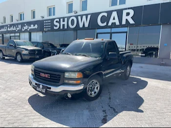 GMC  Sierra  2005  Automatic  300,000 Km  6 Cylinder  Four Wheel Drive (4WD)  Pick Up  Black