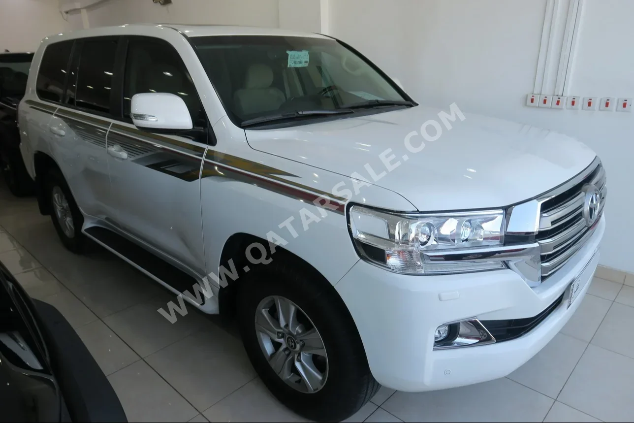 Toyota  Land Cruiser  GXR  2016  Automatic  200,000 Km  6 Cylinder  Four Wheel Drive (4WD)  SUV  White