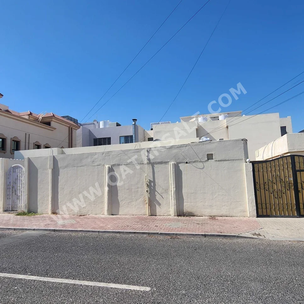 Family Residential  - Not Furnished  - Doha  - Nuaija  - 4 Bedrooms