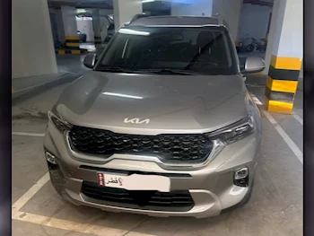 Kia  Sonet  2023  Automatic  4٬800 Km  4 Cylinder  All Wheel Drive (AWD)  SUV  Gray  With Warranty